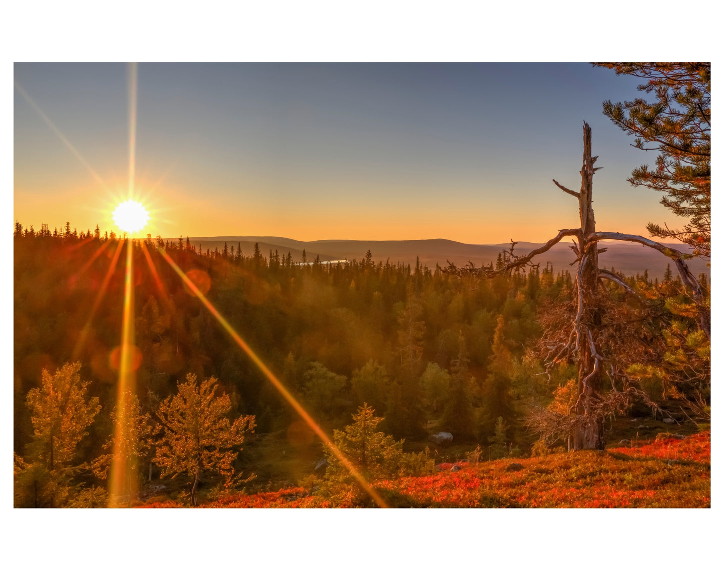 ILTA-AURINKO AAKENUKSELLA